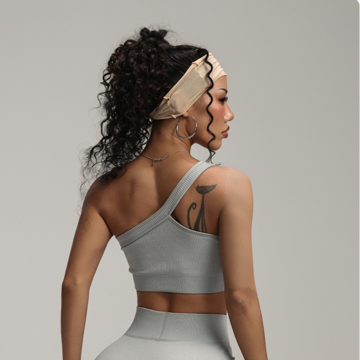 Seamless Ribbed Workout Tank Top - 女性用ワンショルダーリブ編みスポーツブラ、セクシーなアシンメトリーストラップクロップトップ、シームレスパッド入りワークアウトヨガブラレット、フィットネスジム用