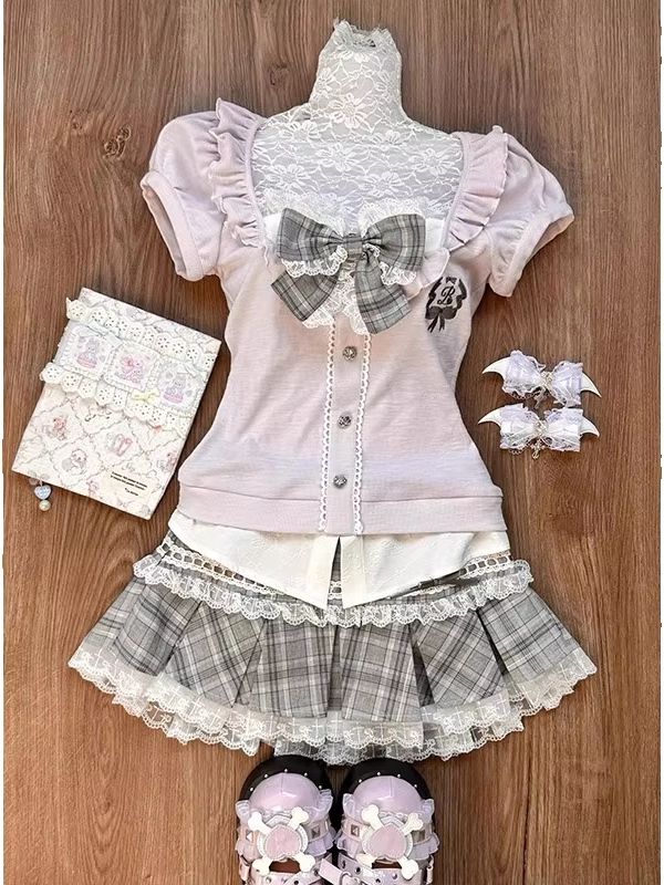 Skirts - 女性用ピンクレースパッチワークトップ、大きなリボンとパフスリーブ付き、グレーのチェック柄ハイウエストプリーツスカートのツーピースセット、ロリータスタイル、日本の甘いガーリースタイル、ソフトガールスタイル、JKスタイル、原宿スタイル、プリンセススタイル、レトロキュート、年齢を若く見せる、スリム効果のある、春夏向けフィット感のある衣装、普段着、デート、ショッピング、写真撮影、パーティー、アニメコンベンション、キャンパススタイル、二次元少女、スクールユニフォームスタイル、リボン装飾付きのファッショナブルな衣装、レーストリム、チェック柄プリーツスカート、甘くてクールな少女。