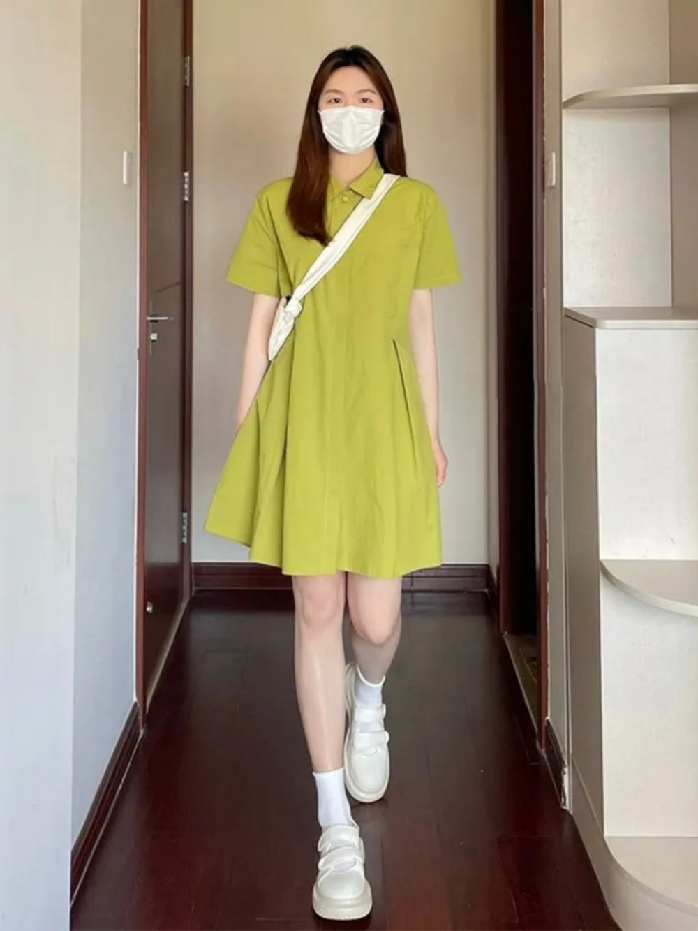 Korean Style A Line Shirt Dress - プラスサイズ女性向け、ネックラインが特徴の半袖ワンピース。カジュアルな夏のゆったりとしたシャツワンピース。韓国風のAラインスカート、ミディ丈。