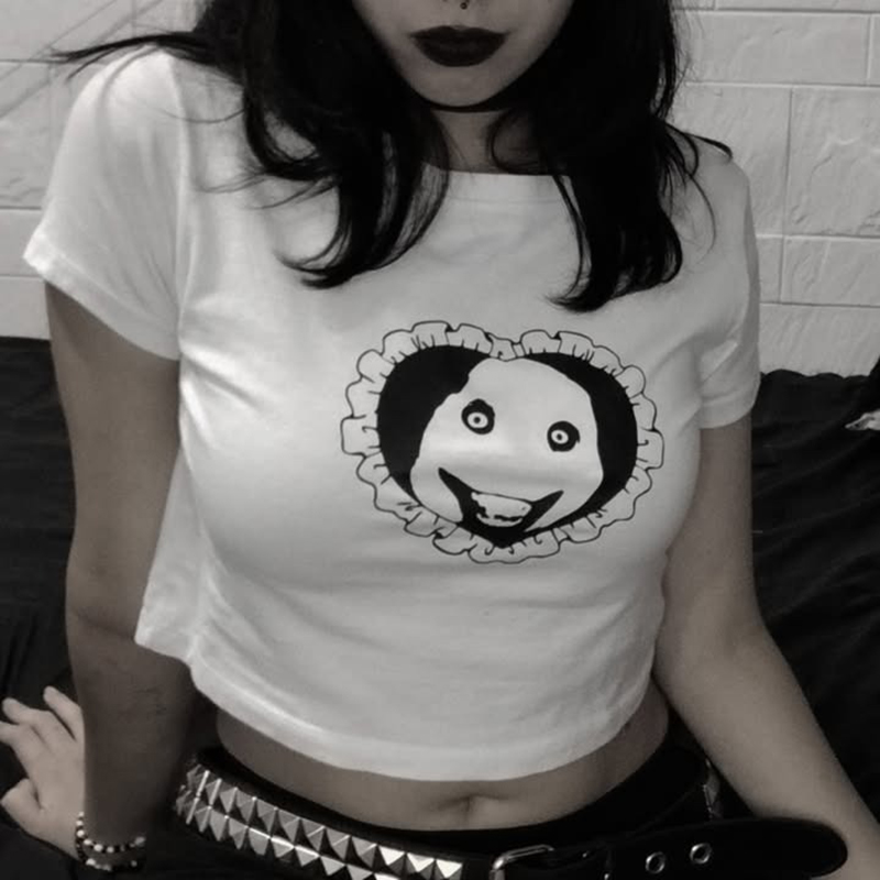 Y2K Graphic Baby Tee Crop - ゴス系風の奇妙な顔とハート柄クロップドトップス レディース Y2K ダークグランジ 半袖 スリム