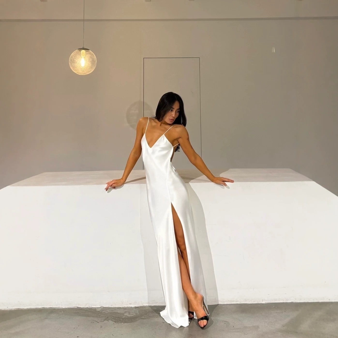 白いサテンのロングイブニングドレス。細いストラップ、Vネック - Elegant Satin Evening Gown Split のレビューと価格