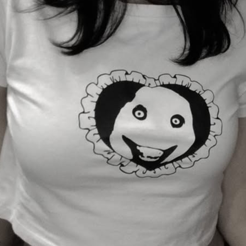 ゴス系風の奇妙な顔とハート柄クロップドトップス レディース  - Y2K Graphic Baby Tee Crop のレビューと価格